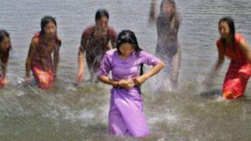 帅哥河边洗澡视频